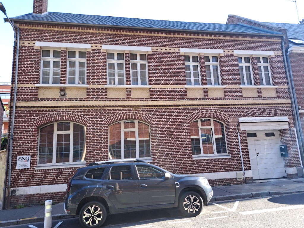 Façade de l’agence Idéalis Gestion à Amiens, 8 Rue de l’Amiral Lejeune